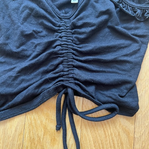 Emma & Sam ruched crop top with sleeve frills - Picture 3 of 3